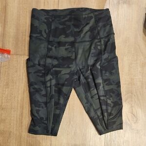 Lululemon Fast And Free 10 Inch Shorts size 4 Green Camo